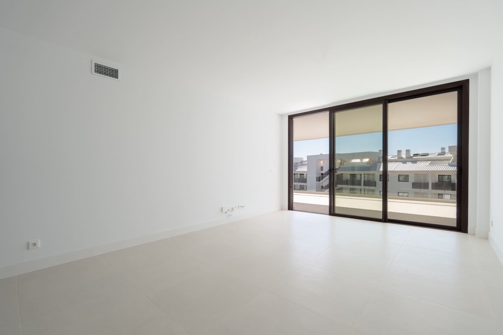 2 bedroom Apartment for sale in Fuengirola with pool garage - € 549,000 (Ref: 9815798)