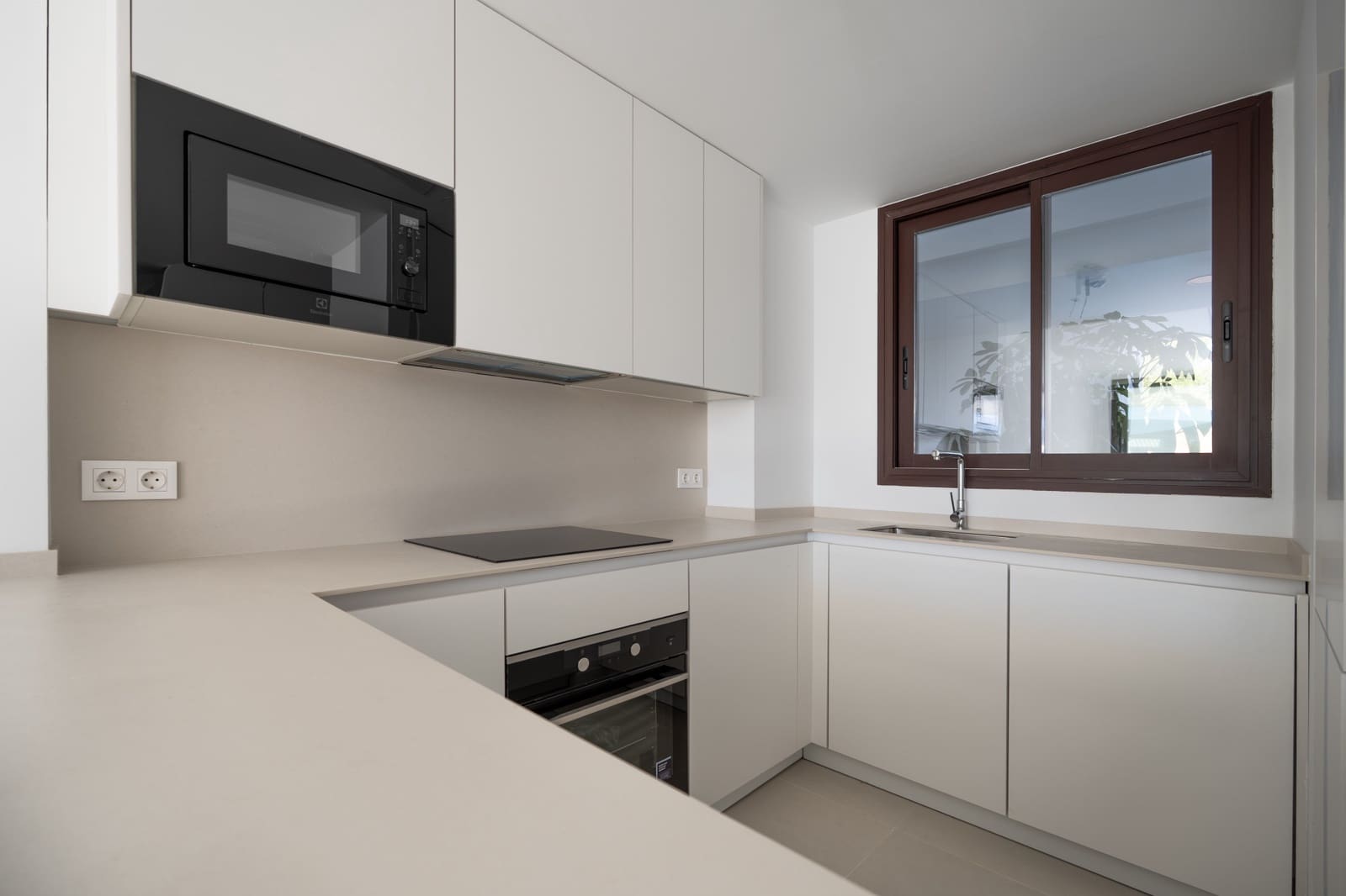 2 bedroom Apartment for sale in Fuengirola with pool garage - € 549,000 (Ref: 9815798)