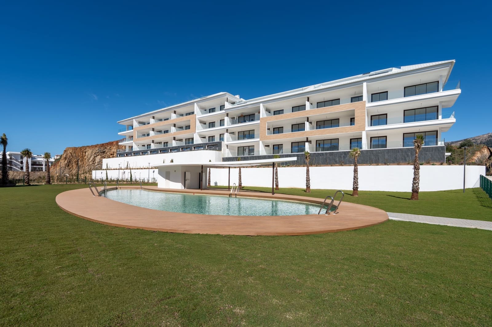 2 bedroom Apartment for sale in Fuengirola with pool garage - € 549,000 (Ref: 9815798)