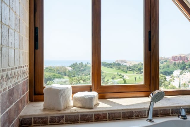 3 bedroom Penthouse for sale in Torrequebrada, Benalmádena with pool garage - € 750,000 (Ref: 9894142)
