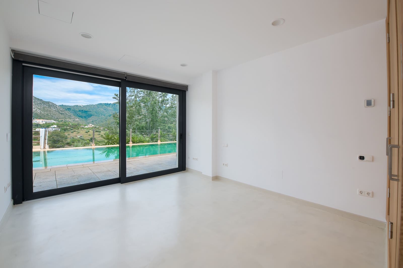 5 soveværelse Finca/Landehus til salg i Ojen med swimmingpool garage - € 2.950.000 (Ref: 9858850)