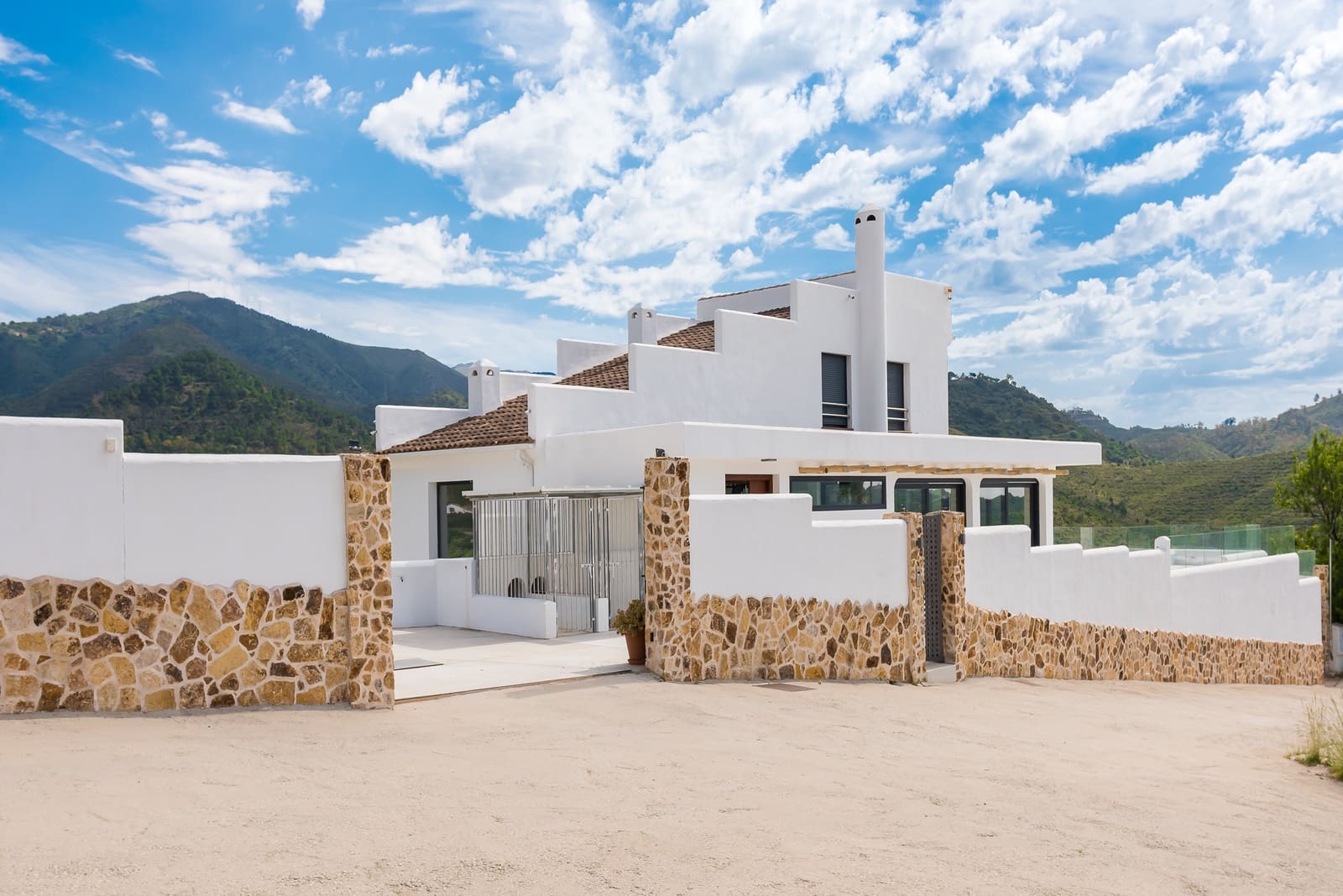 5 soveværelse Finca/Landehus til salg i Ojen med swimmingpool garage - € 2.950.000 (Ref: 9858850)