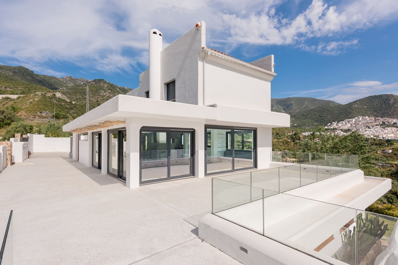 5 soveværelse Finca/Landehus til salg i Ojen med swimmingpool garage - € 2.950.000 (Ref: 9858850)