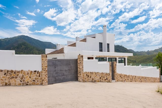 5 soveværelse Finca/Landehus til salg i Ojen med swimmingpool garage - € 2.950.000 (Ref: 9858850)