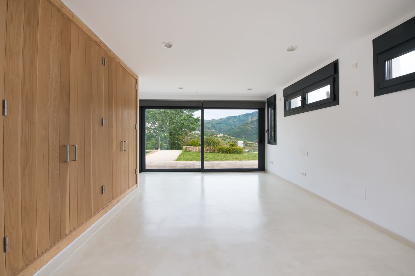 5 soveværelse Finca/Landehus til salg i Ojen med swimmingpool garage - € 2.950.000 (Ref: 9858850)