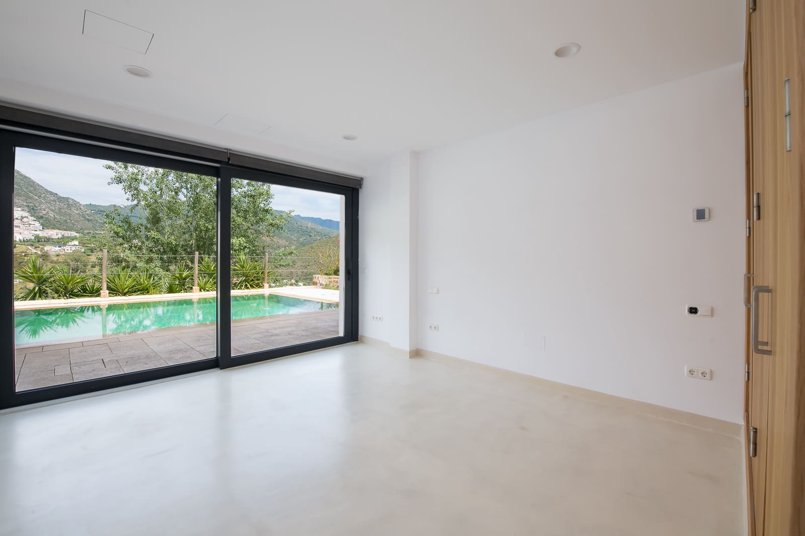 5 soveværelse Finca/Landehus til salg i Ojen med swimmingpool garage - € 2.950.000 (Ref: 9858850)