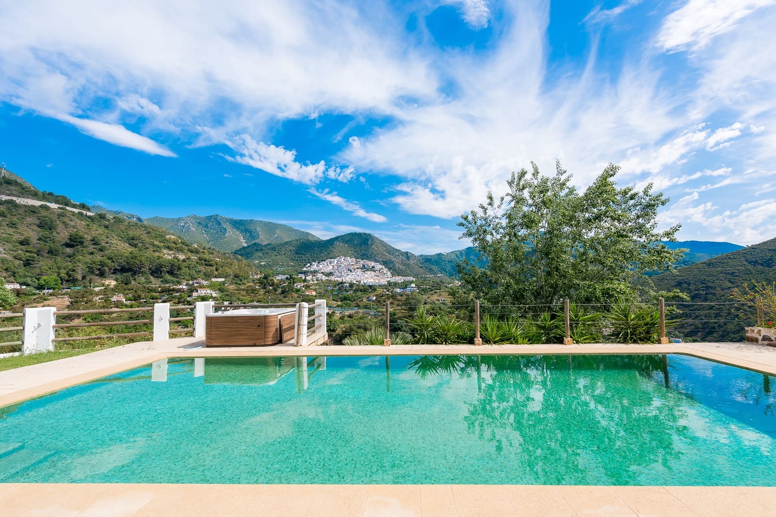 5 soveværelse Finca/Landehus til salg i Ojen med swimmingpool garage - € 2.950.000 (Ref: 9858850)