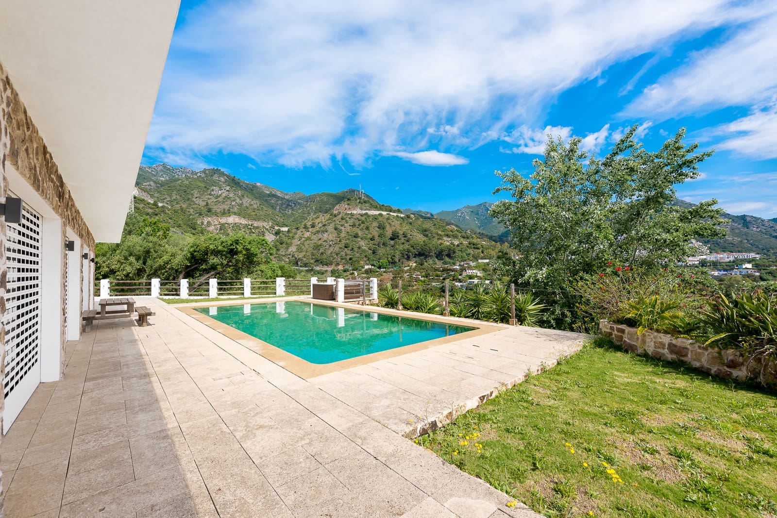 5 soveværelse Finca/Landehus til salg i Ojen med swimmingpool garage - € 2.950.000 (Ref: 9858850)
