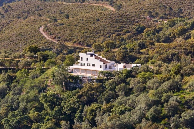 5 soveværelse Finca/Landehus til salg i Ojen med swimmingpool garage - € 2.950.000 (Ref: 9858850)