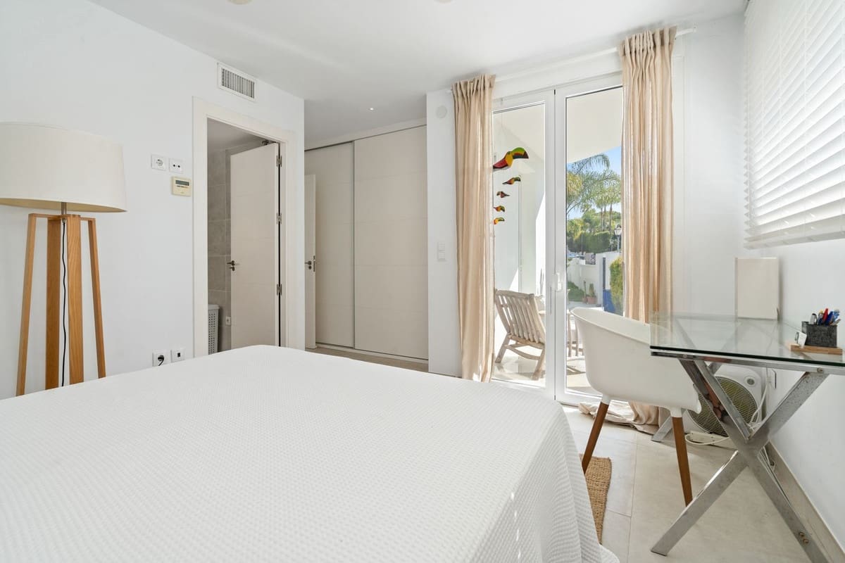 Chalet de 3 habitaciones en Marbesa en venta con piscina - 1.575.000 € (Ref: 10034029)