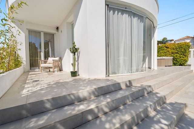 Chalet de 3 habitaciones en Marbesa, Marbella en venta con piscina - 1.575.000 € (Ref: 10034029)