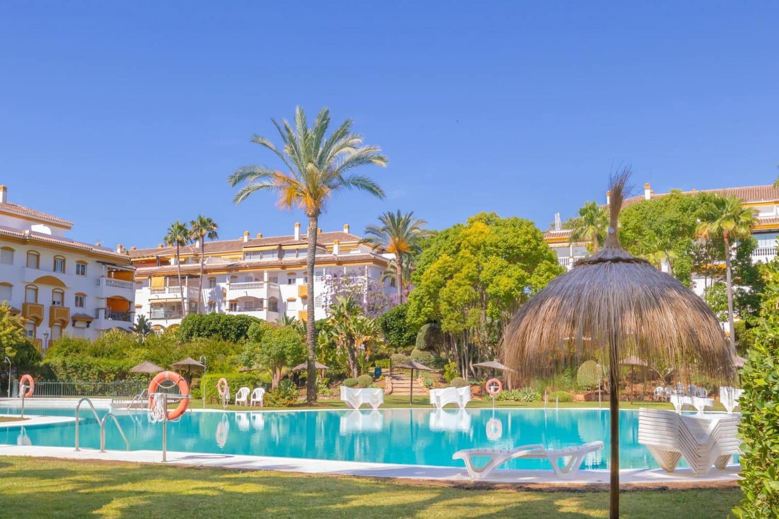 2 bedroom Apartment for sale in Nueva Andalucia with pool garage - € 400,000 (Ref: 10110965)