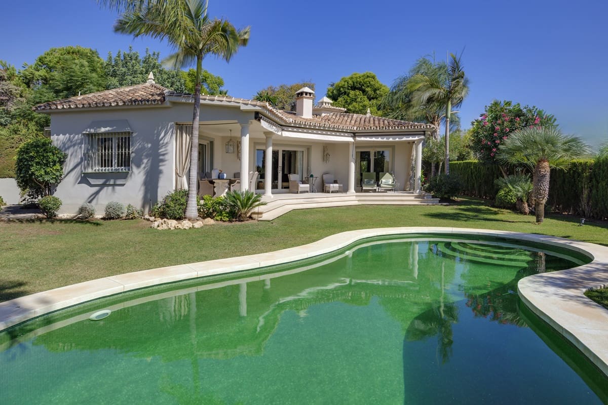 2 slaapkamer Villa te koop in Rio Real met zwembad garage - € 1.495.000 (Ref: 10110966)
