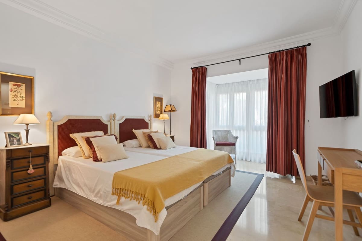 3 bedroom Apartment for sale in Rio Real with pool garage - € 1,750,000 (Ref: 10119962)