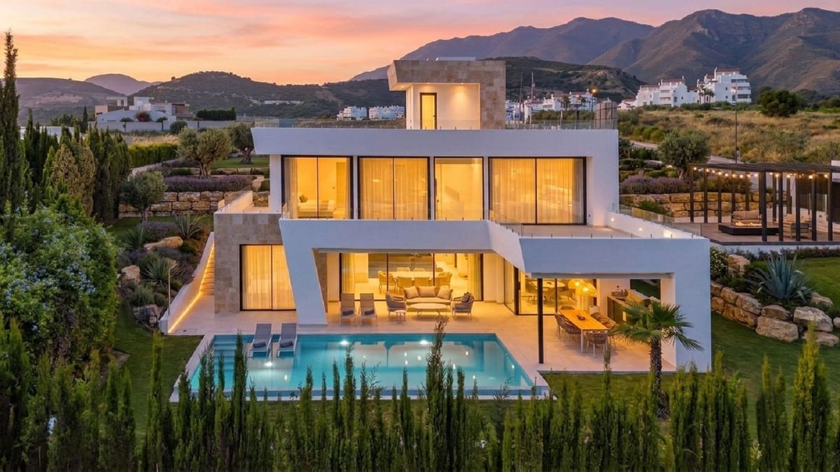 4 soveværelse Villa til salg i Estepona med swimmingpool - € 2.495.000 (Ref: 10119963)