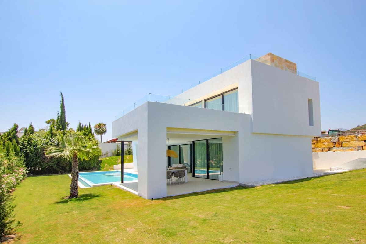 4 soveværelse Villa til salg i Estepona med swimmingpool - € 2.495.000 (Ref: 10119963)