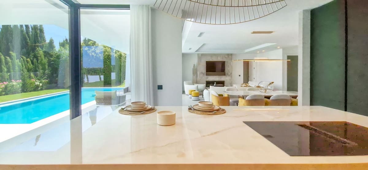 4 soveværelse Villa til salg i Estepona med swimmingpool - € 2.495.000 (Ref: 10119963)