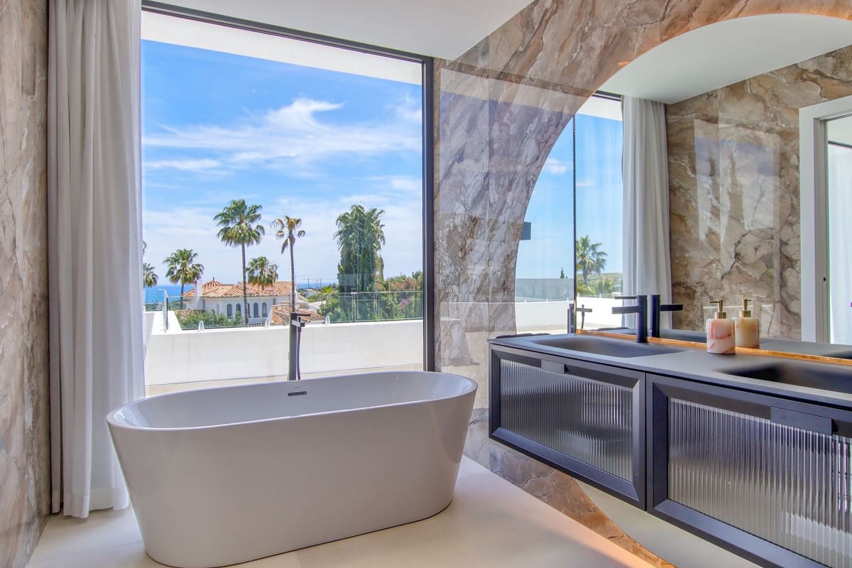 4 soveværelse Villa til salg i Estepona med swimmingpool - € 2.495.000 (Ref: 10119963)