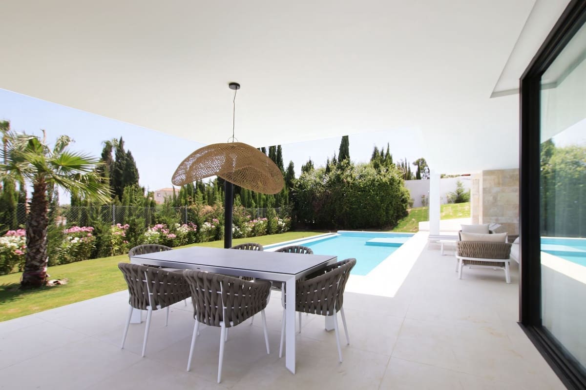 4 soveværelse Villa til salg i Estepona med swimmingpool - € 2.495.000 (Ref: 10119963)