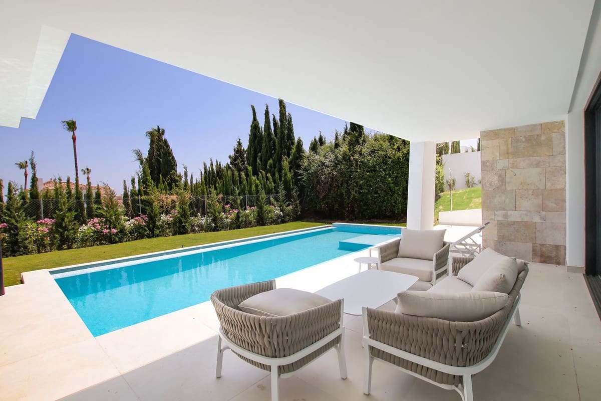 4 soveværelse Villa til salg i Estepona med swimmingpool - € 2.495.000 (Ref: 10119963)