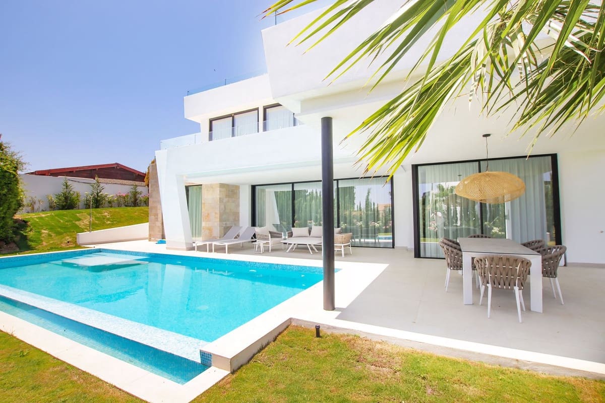 4 soveværelse Villa til salg i Estepona med swimmingpool - € 2.495.000 (Ref: 10119963)