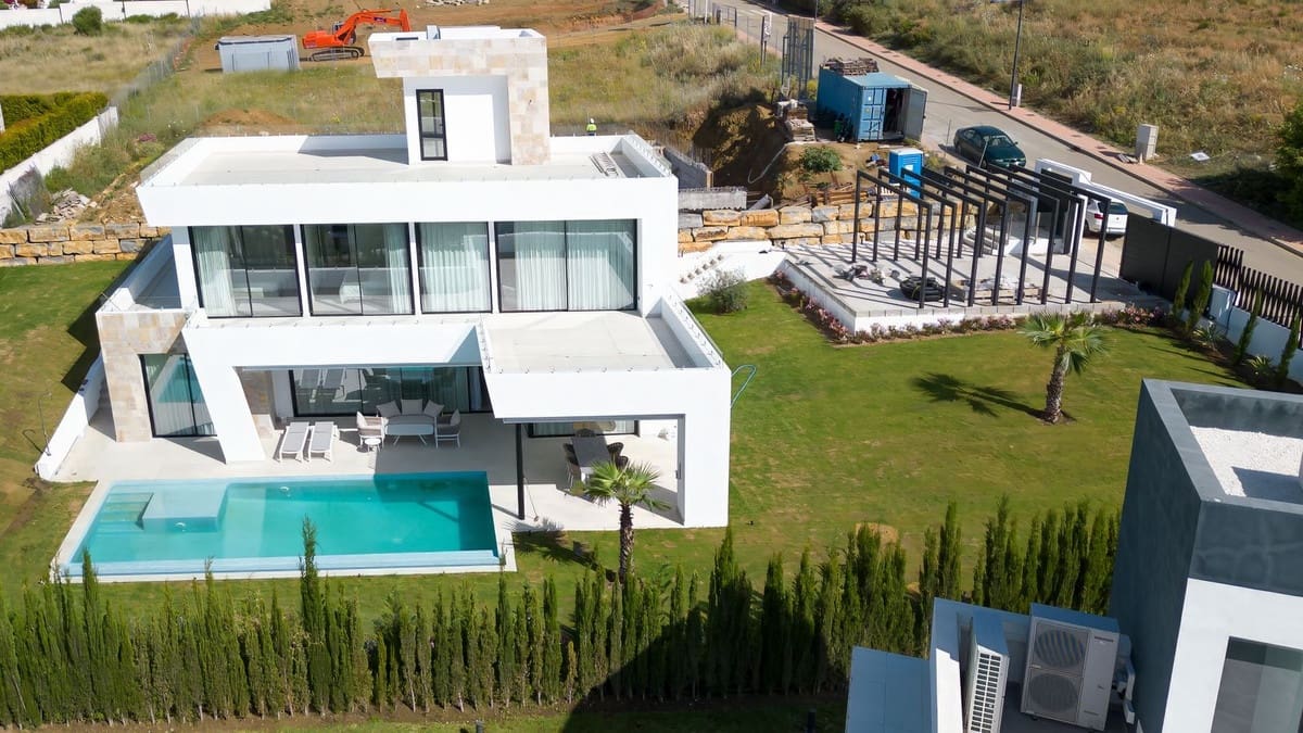 4 soveværelse Villa til salg i Estepona med swimmingpool - € 2.495.000 (Ref: 10119963)