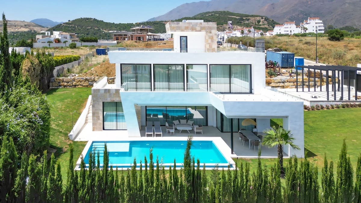 4 soveværelse Villa til salg i Estepona med swimmingpool - € 2.495.000 (Ref: 10119963)