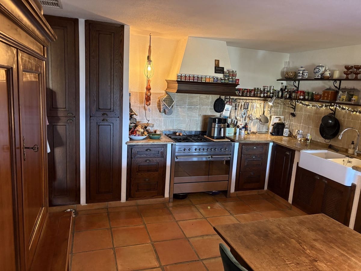 3 soveværelse Villa til salg i El Rosario med swimmingpool - € 1.595.000 (Ref: 10119971)