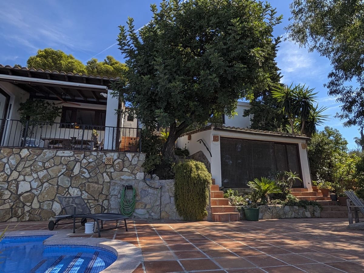 3 soveværelse Villa til salg i El Rosario med swimmingpool - € 1.595.000 (Ref: 10119971)