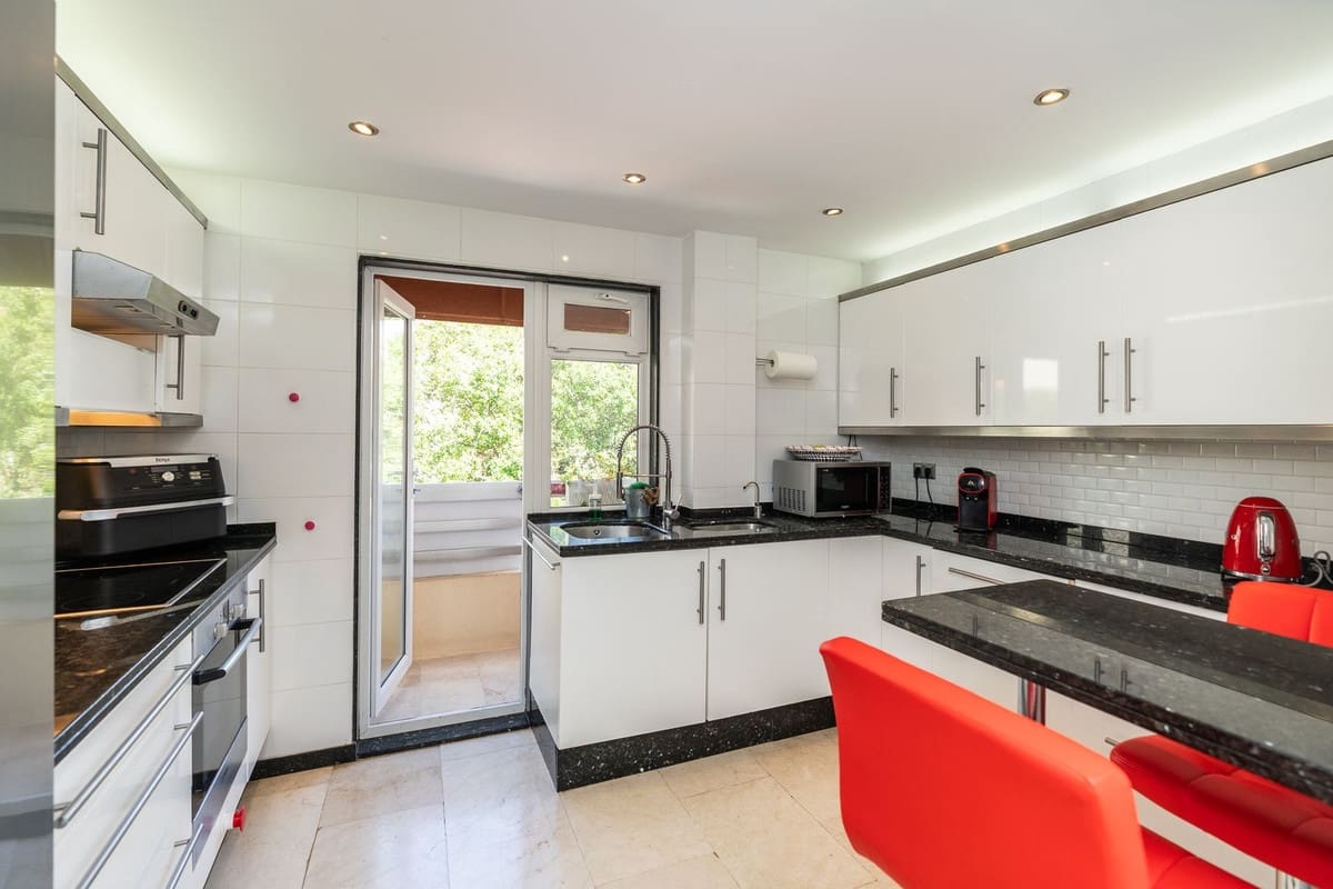 3 soveværelse Lejlighed til salg i Marbella med swimmingpool - € 1.495.000 (Ref: 10166621)