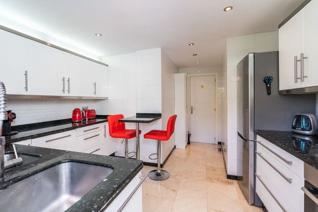 3 soveværelse Lejlighed til salg i Playa Bajadilla - Puertos, Marbella med swimmingpool - € 1.495.000 (Ref: 10166621)