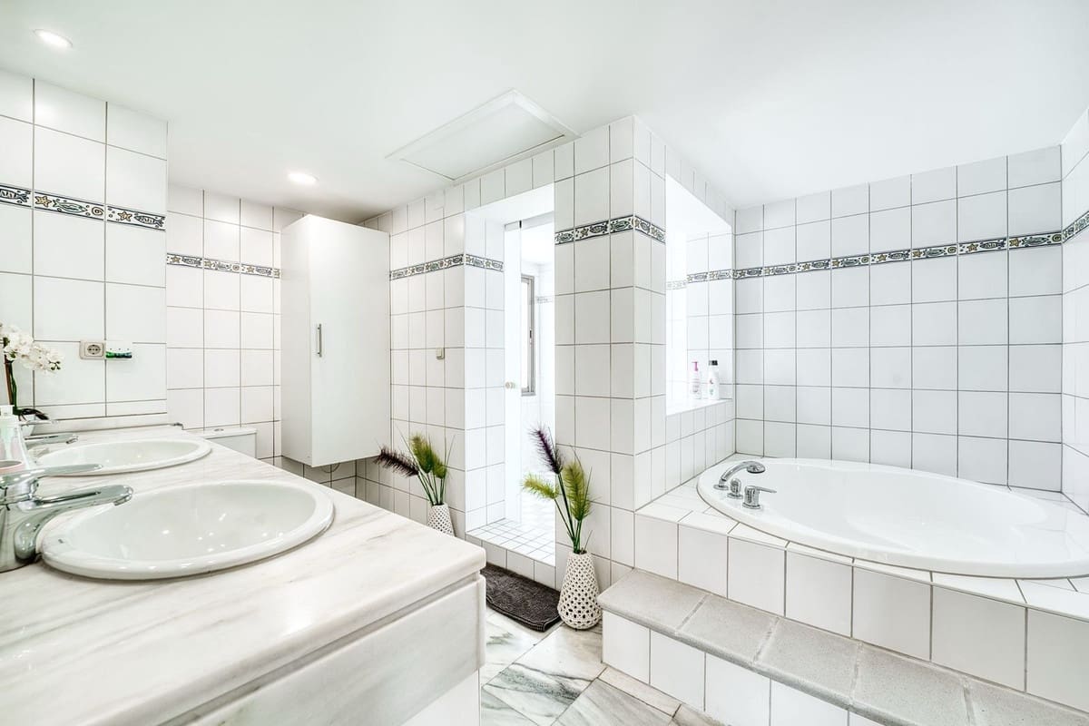 5 soveværelse Penthouse til salg i Elviria med swimmingpool - € 990.000 (Ref: 8722717)