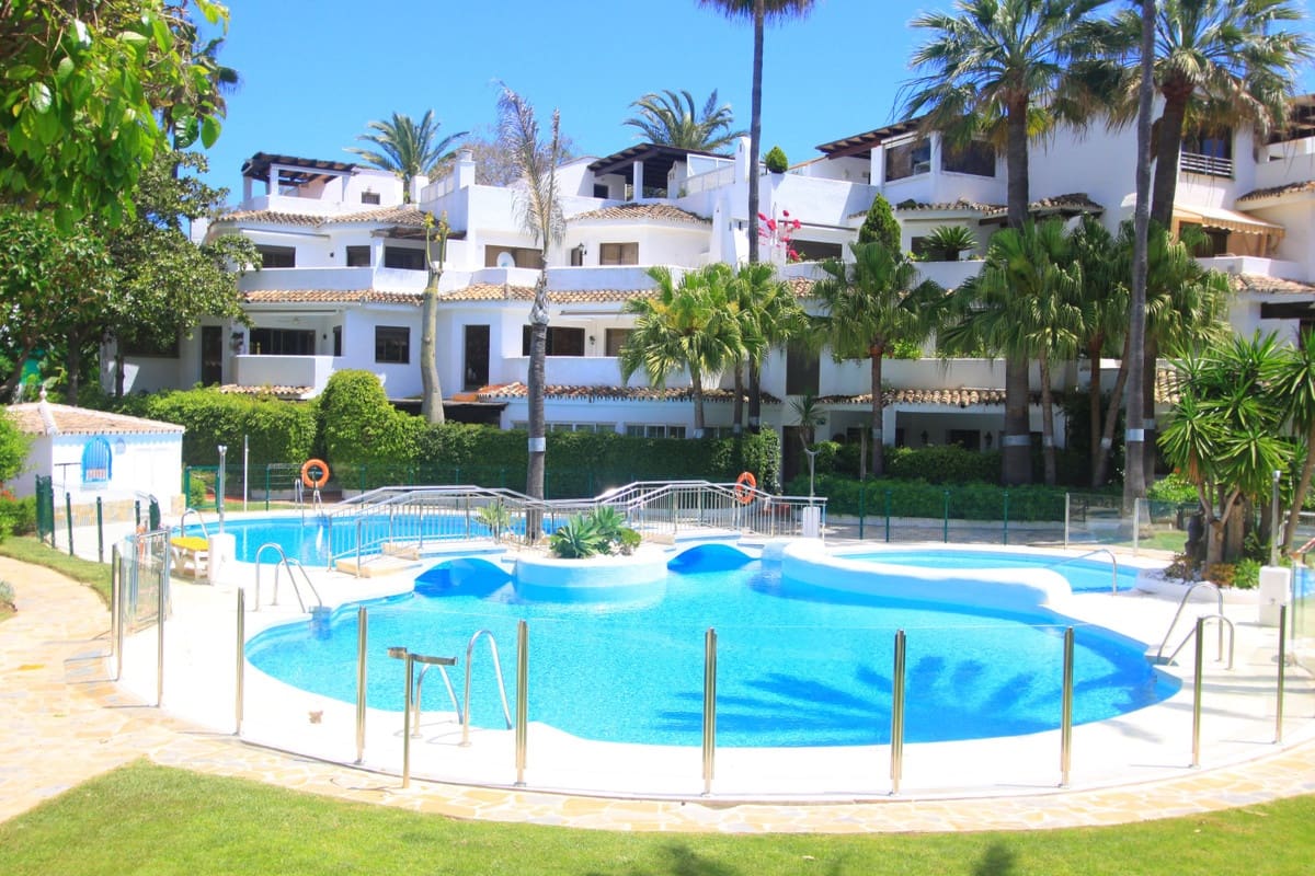 5 soveværelse Penthouse til salg i Elviria med swimmingpool - € 990.000 (Ref: 8722717)