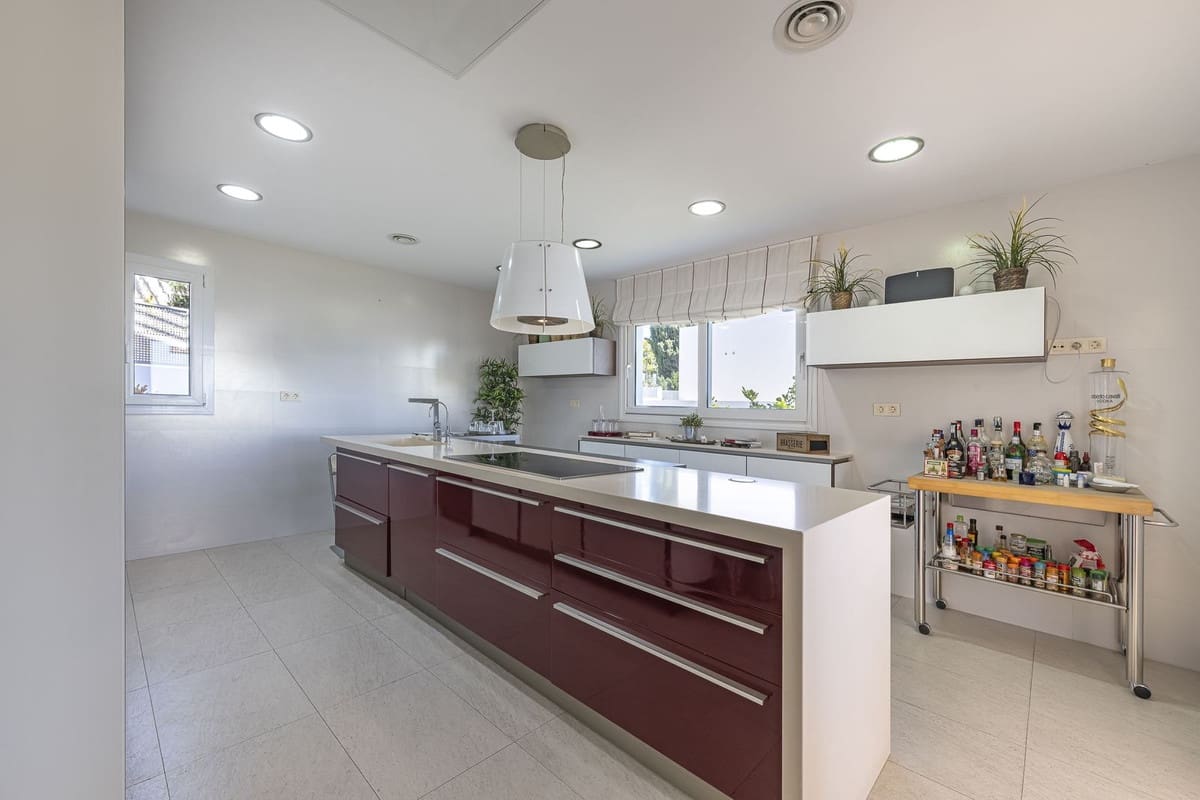 5 soveværelse Villa til salg i El Rosario med swimmingpool - € 2.350.000 (Ref: 8722800)