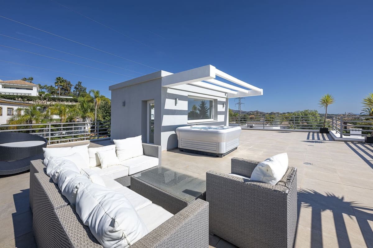 5 soveværelse Villa til salg i El Rosario med swimmingpool - € 2.350.000 (Ref: 8722800)