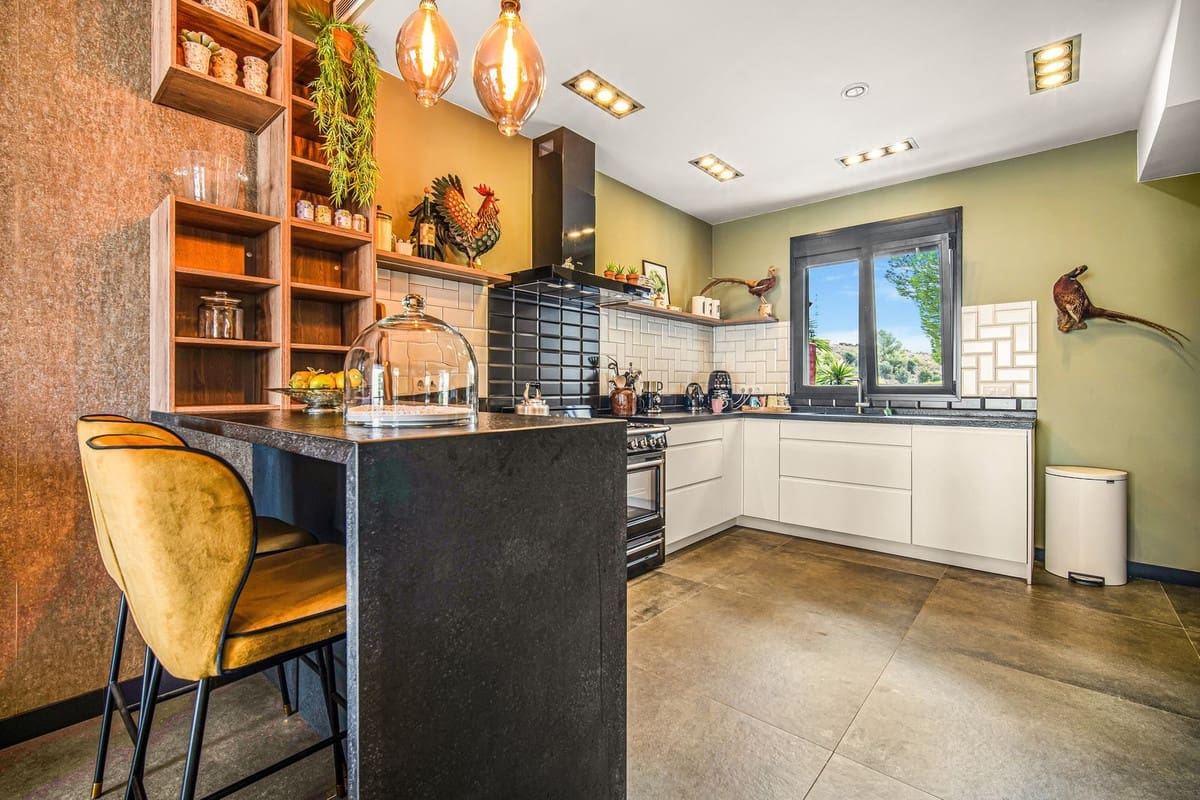 3 makuuhuone Huoneisto myytävänä paikassa Rio Real mukana uima-altaan - 1 300 000 € (Ref: 8722932)