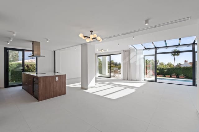 Chalet de 4 habitaciones en Elviria, Marbella en venta con piscina - 2.290.000 € (Ref: 8781845)