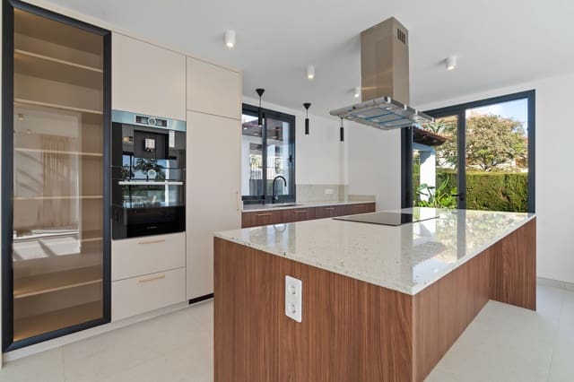 4 slaapkamer Villa te koop in Elviria, Marbella met zwembad - € 2.290.000 (Ref: 8781845)