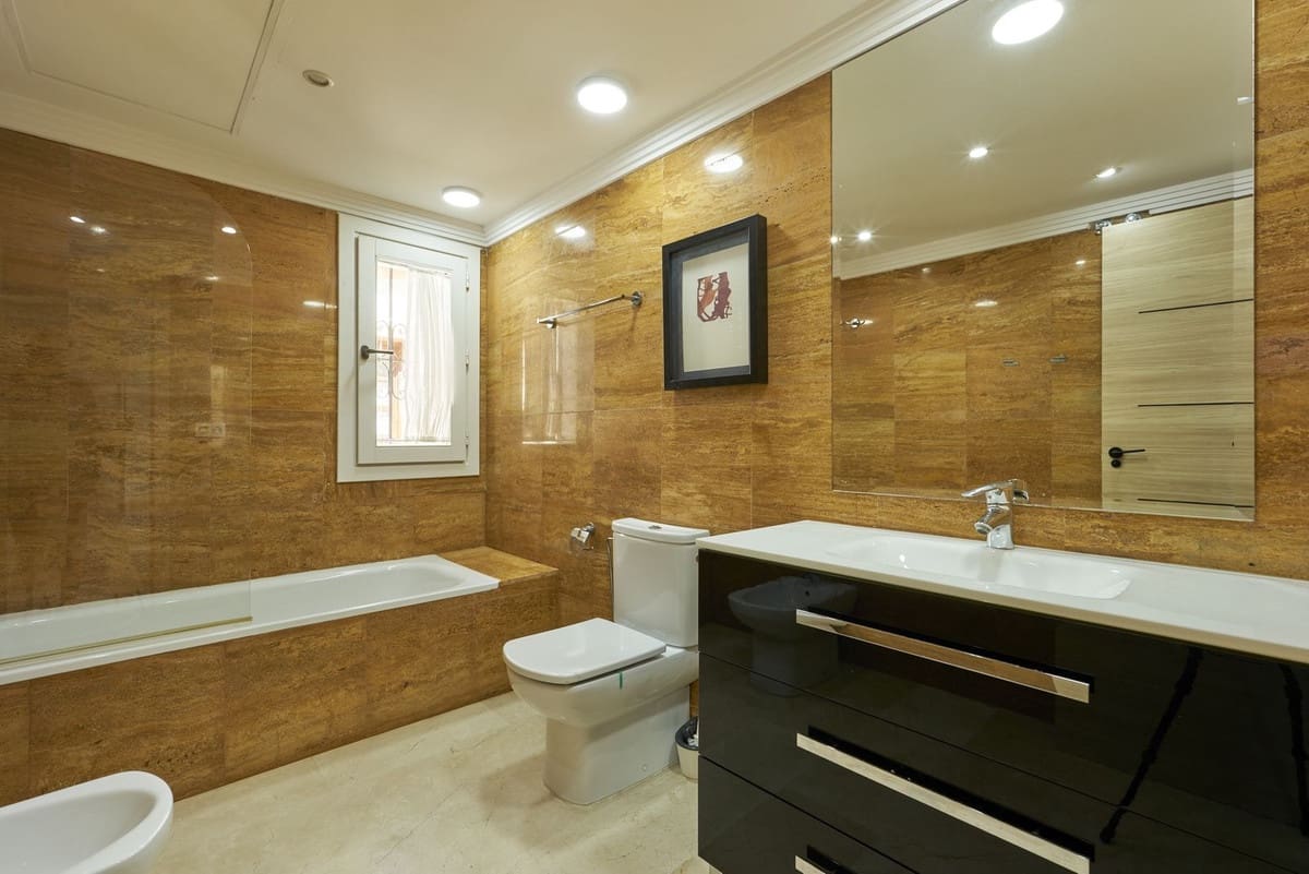 6 soveværelse Byhus til salg i Golden Mile med swimmingpool - € 1.600.000 (Ref: 8822672)