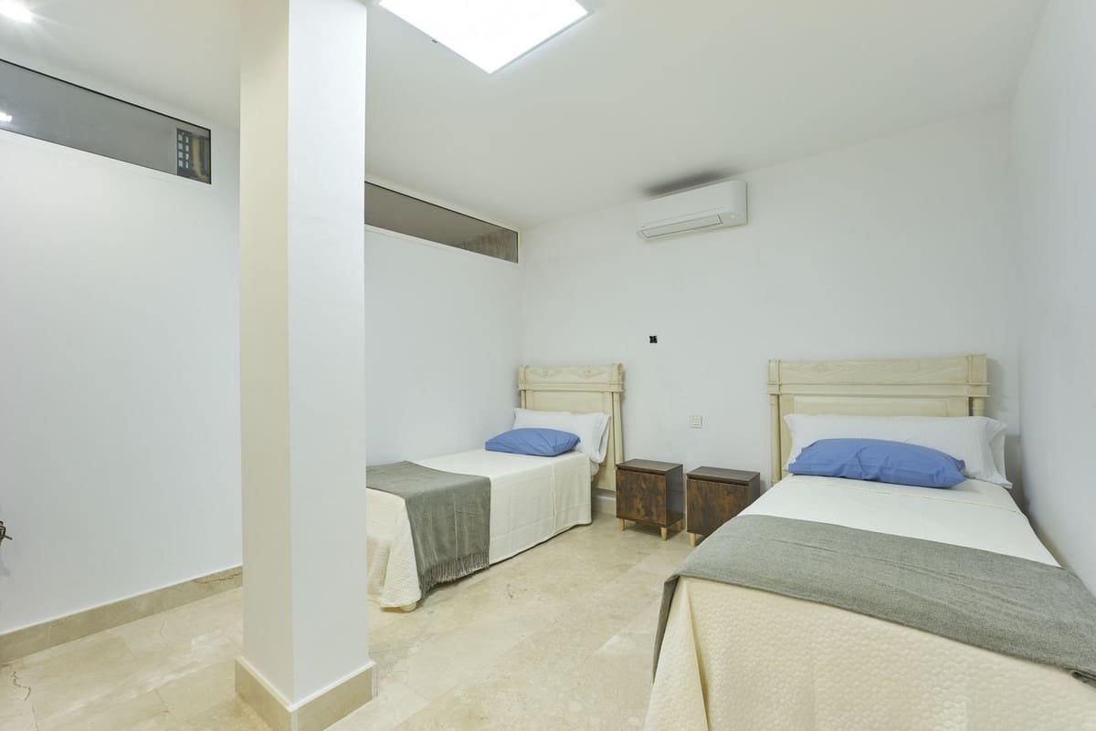 6 soveværelse Byhus til salg i Golden Mile med swimmingpool - € 1.600.000 (Ref: 8822672)