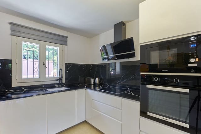 6 makuuhuone Omakotitalo myytävänä paikassa La Carolina - Guadalpín, Marbella mukana uima-altaan - 1 600 000 € (Ref: 8822672)