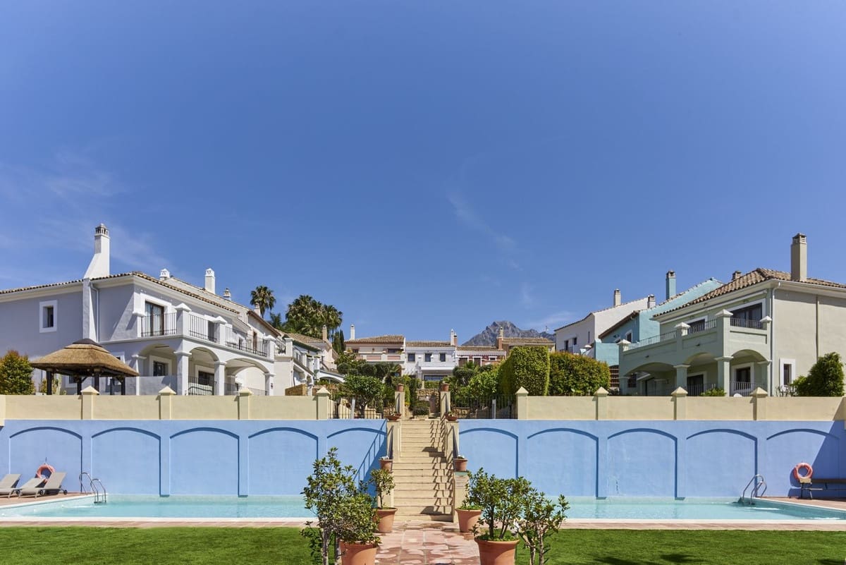 6 soveværelse Byhus til salg i Golden Mile med swimmingpool - € 1.600.000 (Ref: 8822672)