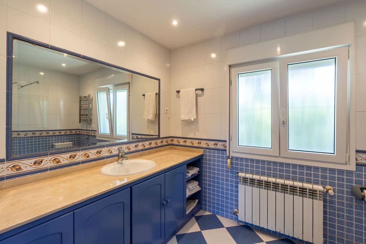 3 soveværelse Villa til salg i Marbesa med swimmingpool - € 1.695.000 (Ref: 8916201)