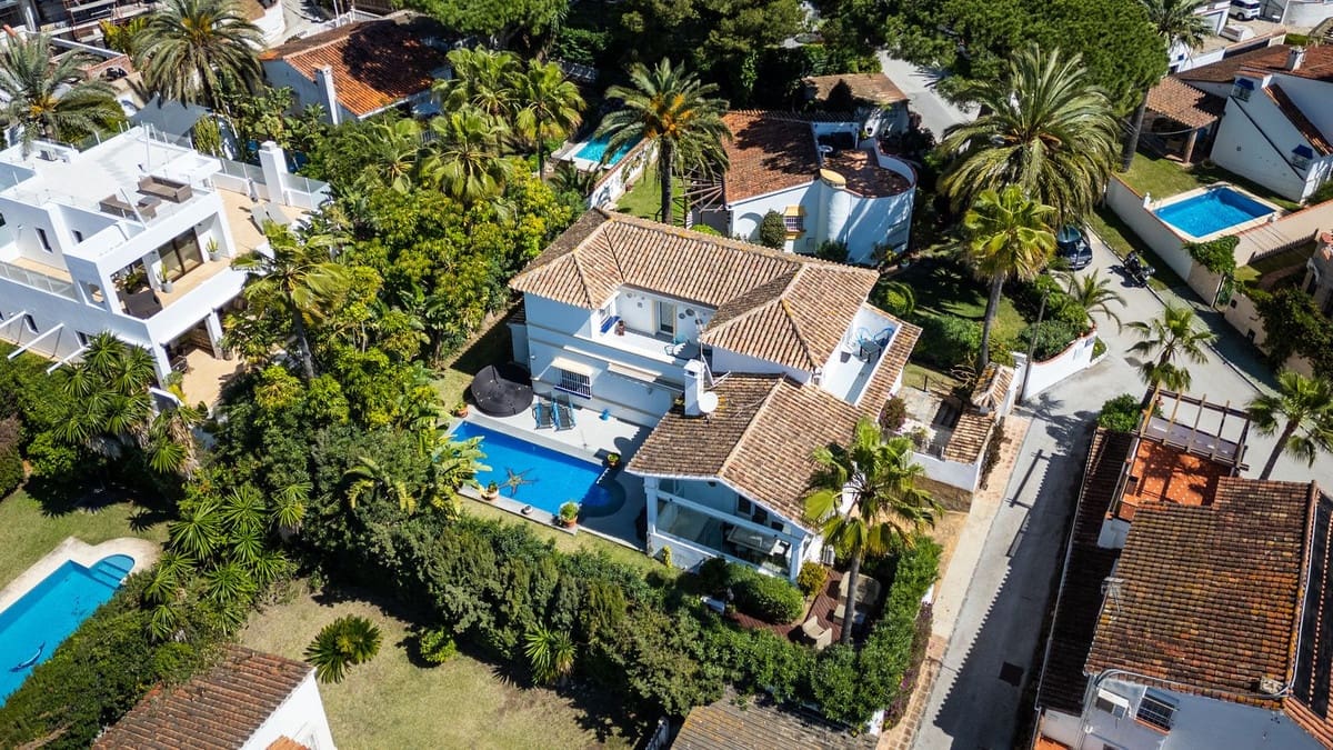 3 soveværelse Villa til salg i Marbesa med swimmingpool - € 1.695.000 (Ref: 8916201)