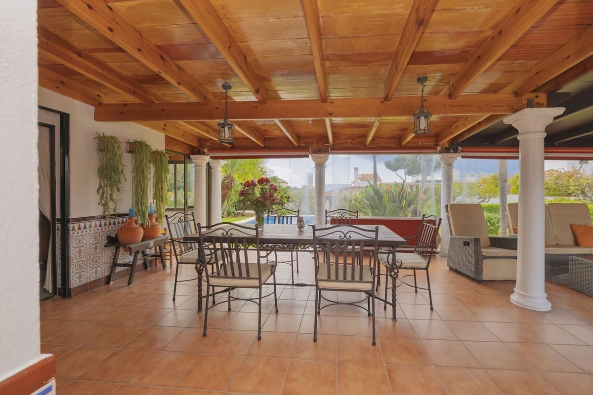 3 soveværelse Villa til salg i Las Chapas med swimmingpool - € 970.000 (Ref: 8916210)