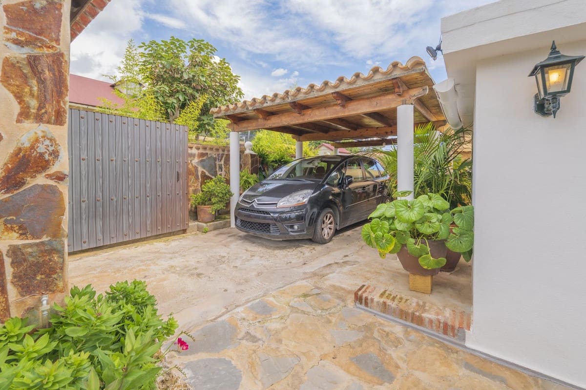 3 soveværelse Villa til salg i Las Chapas med swimmingpool - € 970.000 (Ref: 8916210)