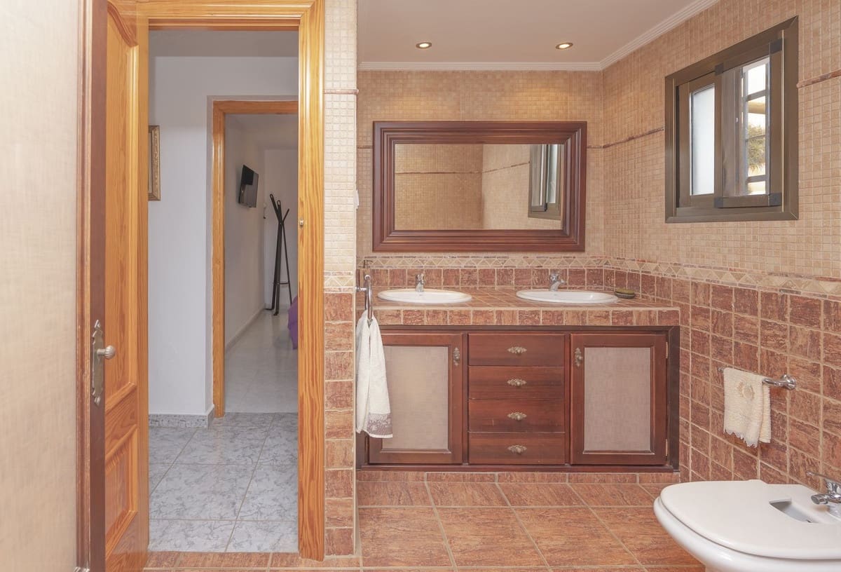 3 soveværelse Villa til salg i Las Chapas med swimmingpool - € 970.000 (Ref: 8916210)