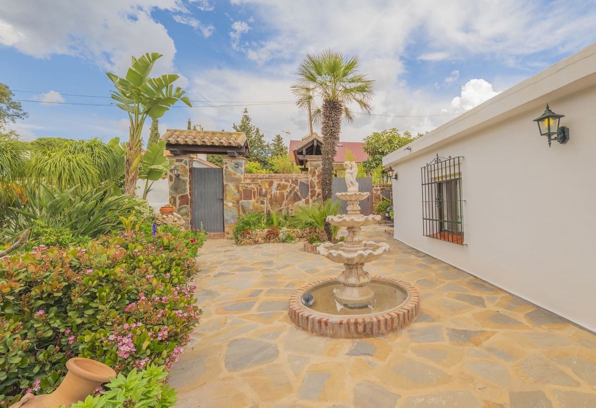 3 soveværelse Villa til salg i Las Chapas med swimmingpool - € 970.000 (Ref: 8916210)