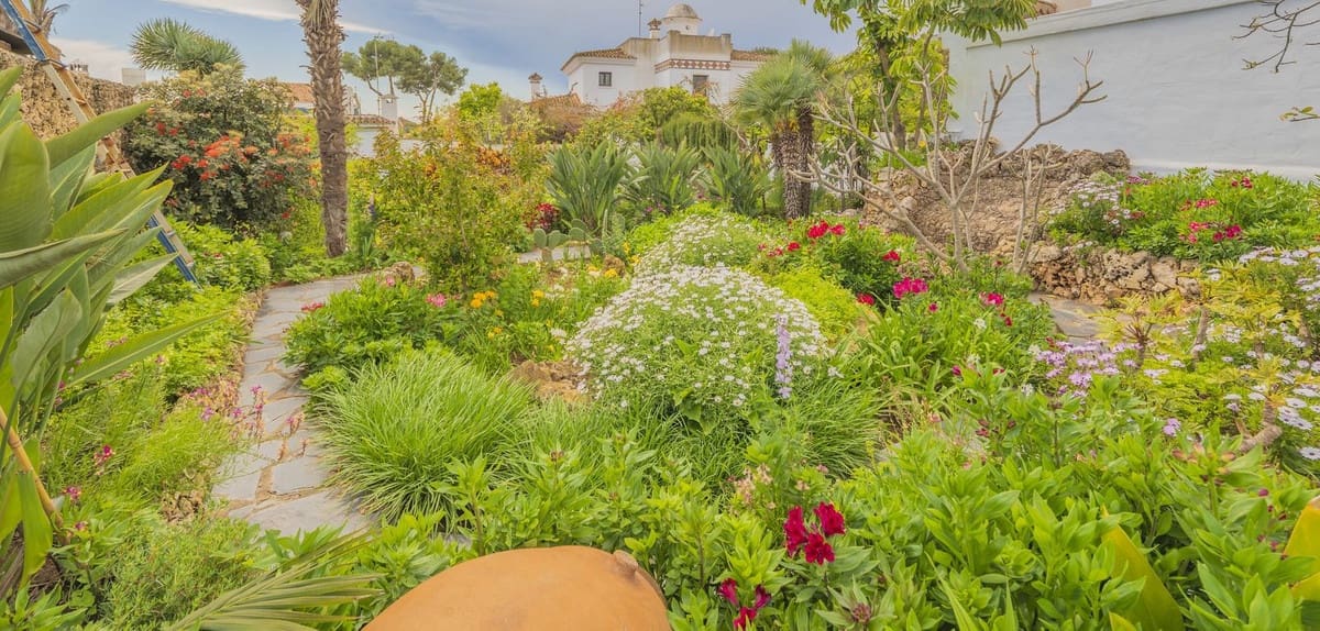 3 soveværelse Villa til salg i Las Chapas med swimmingpool - € 970.000 (Ref: 8916210)