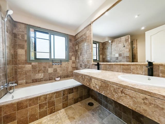 2 bedroom Apartment for sale in Parque Central, Estepona with pool - € 420,000 (Ref: 8916233)